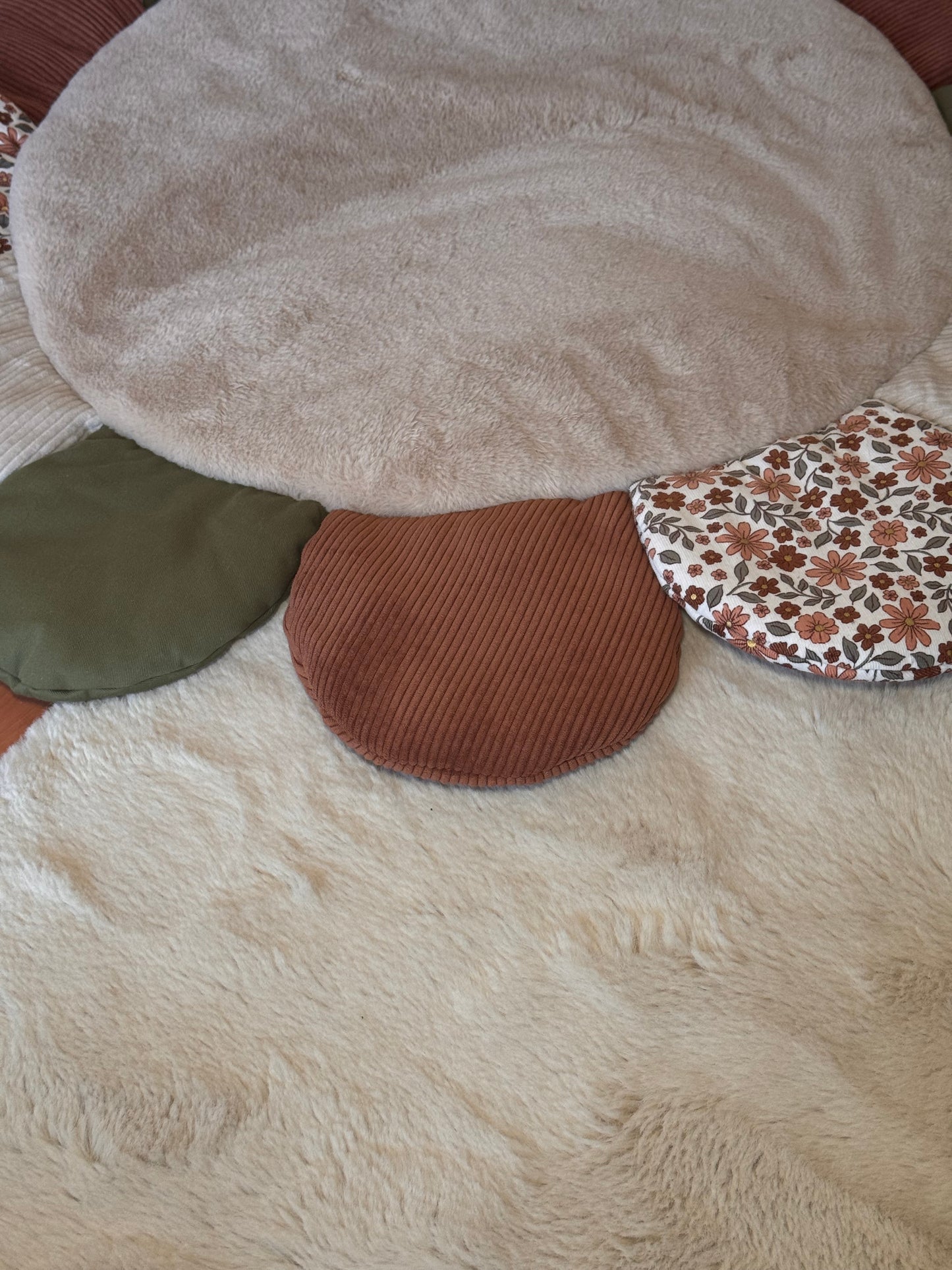 Le Cocoon Fleuri – Tapis douillet repliable pour compagnon nomade