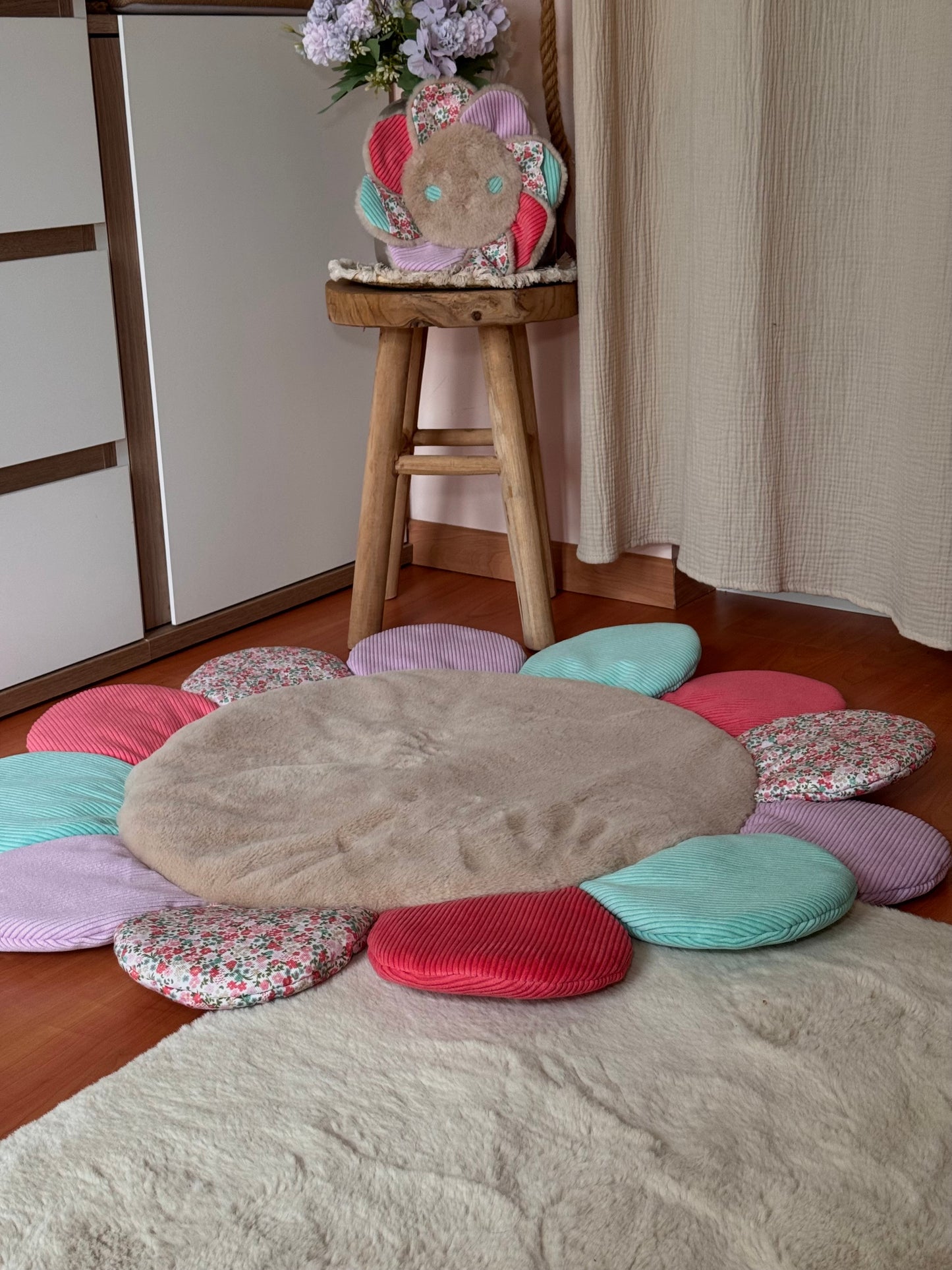 Le Cocoon Fleuri – Tapis douillet repliable pour compagnon nomade